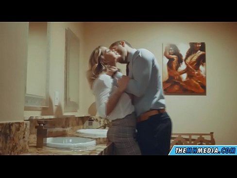 ❤️ ווען אַ באַסטי בלאָנדע סידוס איר אין אַ ציבור אָפּטריט ❤️❌ סעקס ביי אונדז ☑